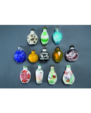 3-Lote formado por doce perfumeros orientales antiguos de vidrio de color. con tapón. 