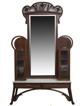 4-Tocador modernista en madera c. 1900 con espejo adornado con copete calado de formas vegetales.  dos vitrinas laterales  y cuerpo inferior con dos reg