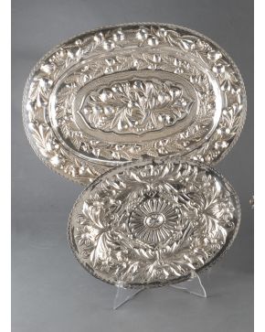 517-Lote de dos bandejas de colgar ovales con decoración cincelada y relevada con motivos de flores y frutos. una en plata de Ley 916.