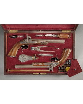 540-Pareja de pistolas de duelo en su estuche con todos sus complementos. Francia. C. 1835.