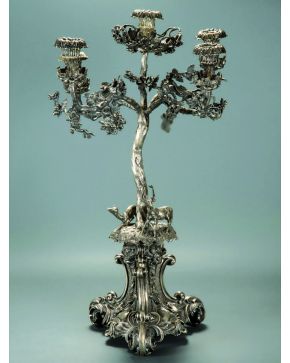 544-Gran candelabro de cinco luces en metal plateado con decoración vegetal de bellotas en los brazos. ciervos en el fuste y base trípode formada por elem