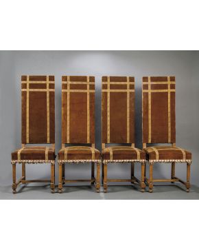 546-Cuatro sillas españolas de respaldo alto tapizadas en terciopelo.