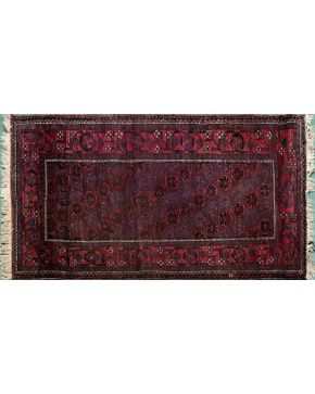 871-Alfombra persa Baluch. en lana anudada a mano. Sureste de Irán. Circa 1920. Pieza de colección.