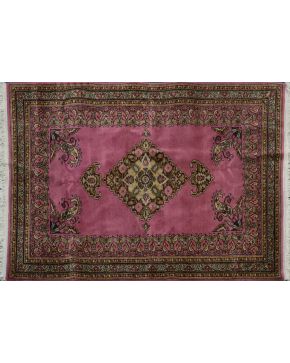 872-Antigua alfombra turca Hereke. en lana anudada a mano. Cuerpo principal con medallón central romboidal. y decoración floral esuqematizada.