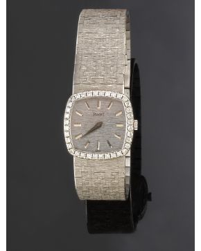 1042-ELEGANTE RELOJ JOYA DE BRILLANTES. DE PULSERA PARA SEÑORA PIAGET. AÑOS 50. CAJA Y BRAZALETE MALLA EN ORO BLANCO DE 18K. Esfera en oro mate con numer