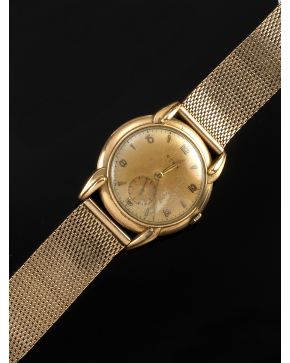 1229-RELOJ DE PULSERA CYMA. AÑOS 60. CAJA Y BRAZALETE EN ORO ROSA DE 18K. MOVIMIENTO MECÁNICO MANUAL. Esfera dorada con numeración arábiga y a trazos apl