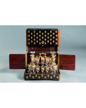 1382-Cristalería estilo Napoleón III formada por: 14 copas. 4 licoreras y caja licorera. Decoración en dorado y caja con aplicaciones de bronce en forma de