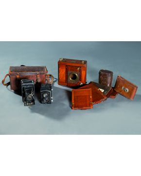 1391-Lote de cámaras fotográficas S: XIX-XX formado por 14 cámaras. 3 fundas. 4 placas y 1 proyector.
