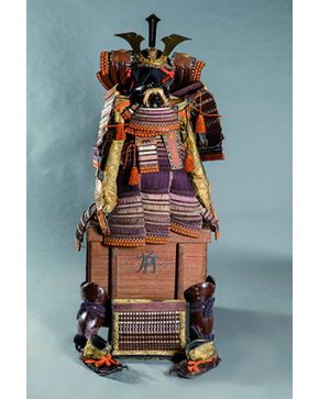 1359-Armadura Japonesa ppios. s.XX formada por 8 piezas: espinilleras. zapatos. peto. traje. máscara. hombreras. casco y cofre. Elaboración artesanal.
