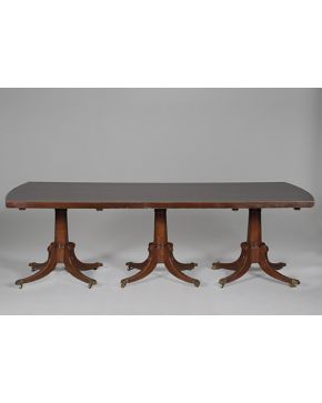 479-Elegante mesa de comedor en caoba victoriana C. 1900. Con tres pies de cuatro apoyos cada una.