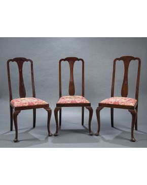 594-Tres sillas estilo Reina Ana con tapicería en seda roja y dorada.