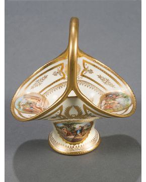 587-Cesta en porcelana esmaltada de Viena con decoración de escenas clásicas en medallones y detalles en dorado. Con marca y con pelo
