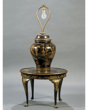 1265-Conjunto de lámpara de sobremesa sobre mesita en laca negra con decoración de chinoseries.