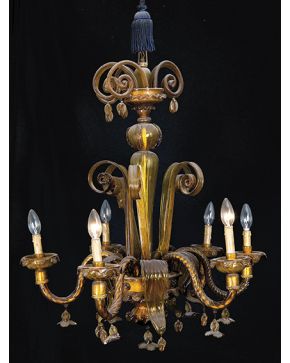 491-Antigua lámpara de techo de seis luces en cristal de Murano color ámbar. Aplicaciones de flores colgantes. Pequeñas faltas. 
