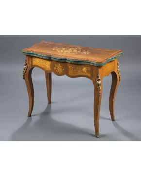 801-Mesa de juego estilo Luis XV con decoración de marquetería y aplicaciones en bronce dorado.