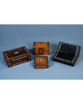 685-Escritorio portátil en madera de palosanto con incrustaciones de nácar. Con sus tinteros en cristal moldeado originales y tapete de cuero. C. 1900. Li