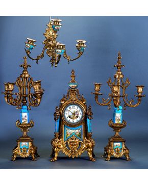 780-Guarnición española formada por reloj. apliques de cuatro luces y candelabros de cuatro luces. Decoración basada en elementos en porcelana de fondo az
