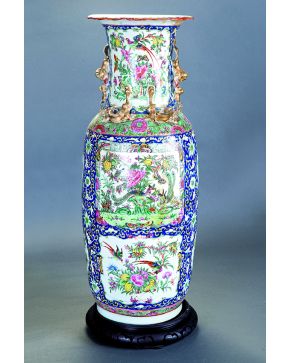 1275-Gran jarrón chino Familia rosa en porcelana polícroma decorado con aves exóticas y flores. Restaurado. Ppios s. XX.