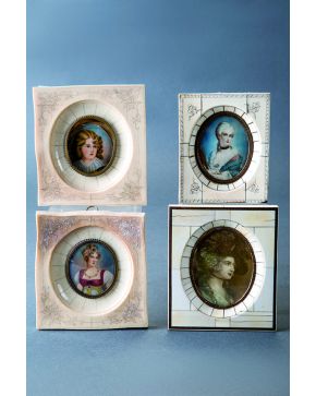 727-Lote de cuatro miniaturas de los siglos XVIII y XIX pintadas sobre papel y con marcos de hueso. El juego lo componen una pareja de damas y los retrato