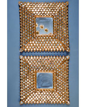 1351-Decorativa pareja de espejos cuzqueños en madera tallada y dorada. 