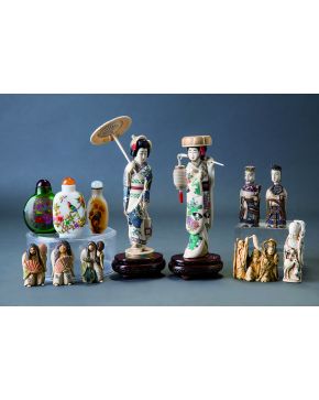 1077-Lote formado por tres pequeños perfumeros chinos. dos de ellos en pasta de vidrio pintados a mano y otro en ágata con figura de pájaro en relive.