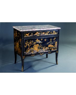 1064-Cómoda estilo oriental de madera pintada en negro con decoración de chinoseries en dorado tanto en el frente como en los laterales. Tres registros de 