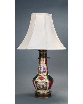 573-Lámpara de mesa de porcelana de Viena s. XIX. decorada con escena cortesana en policomía. Pantalla color blanco.