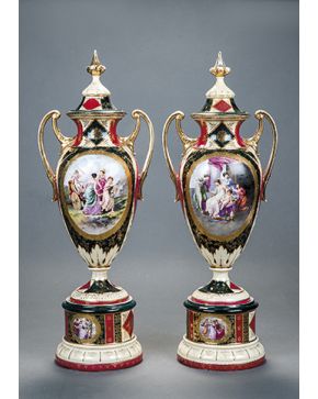 574-Pareja de jarrones de porcelana de Viena. s. XIX. policromados representando escenas mitológicas. Asas en forma de voluta y tapa rematada con pináculo