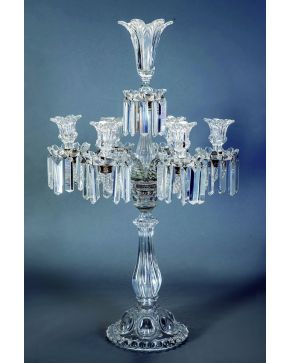 1034-Elegante candelabro de mesa francés de seis luces en vidrio moldeado con decoración de prismas facetados.