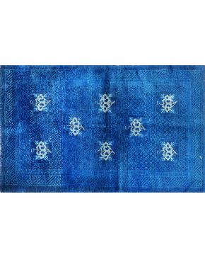 1274-Alfombra china en lana azul con detalles decorativos en beige. 