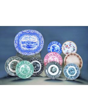 630-Lote de seis platos en loza y porcelana inglesa estampada y decorada con diferentes colores y motivos. S. XIX-XX. Con marcas.