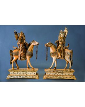 1058-Pareja imperial a caballo en marfil con decoración incisa en negro y aplicaciones de cabujones de turquesa y coral. Ambos aparecen ataviados con armad