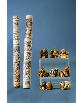 1066-Pareja de puñales orientales con empuñadura y funda en marfil tallado con decoración incisa  de elementos antopomorficos y geométricos. FF. s. XIX.