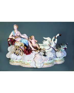 660-Grupo en porcelana de Meissen representando a Venus y Cupido sobre un carro tirado por cisnes y palomas. Marcas en la base. s. XIX. Alguna falta y con