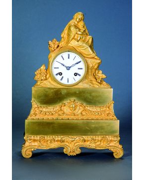 752-Reloj de sobremesa francés en bronce dorado al mercurio. S. XIX.