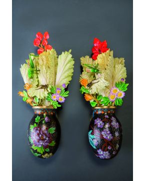 1076-Original pareja de jarroncitos en esmalte cloissoné con decoración vegetal en marfil tallado y policromado de hojas de cardo e insectos. Sobre soporte