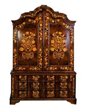 981-Excepcional cabinet holandés. S. XVIII con exquisito trabajo de marquetería en dos colores formando una bella decoración floral. Cuerpo inferior de or