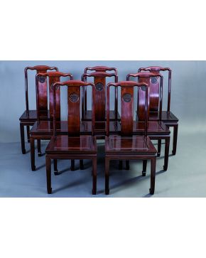1083-Juego de ocho sillas chinas en madera tallada. Respaldo calado de pala central decorada con motivo geométrico orienta talladol. s. XX.