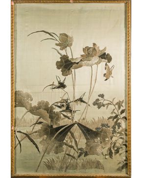 1050-Pareja de paneles japoneses en seda beige con bellos bordados de pájaros y flores en degardé. ppios s. XX. Enmarcados. Deterioros.