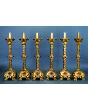 1168-Conjunto para capilla en bronce dorado estilo neobizantino compuesto por: seis candeleros y gran lámpara botiva decorados con esmaltes de colores.