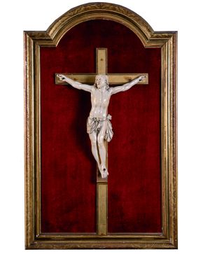 1009-Excepcional figura de Cristo crucificado en marfil. S.XIX. Con tres clavos y paño de pureza finamente tallado con greca. Sobre cruz dorada y fondo en 