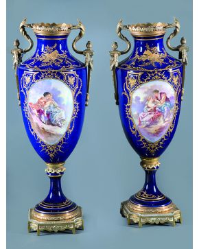 482-Pareja de jarrones estilo Sevres en porcelana esmaltada azul cobalto con decoración de triunfos en dorado y reservas con escenas galantes en la panza.