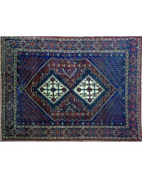 488-Antigua alfombra persa AFSHAR SHARH BABAK. en lana anudada a mano. Precioso diseño con doble medallón central con forma de diamante. botehs. y motivos