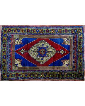 489-Alfombra turca TASPINAR. en lana  anudada a mano y colores obtenidos a partir de tintes naturales.  Como colores predominantes están el rojo. azul. ma