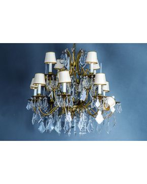 814-Lámpara de techo de 20 luces en bronce y cristal con decoración de cadenetas y pandelocas.