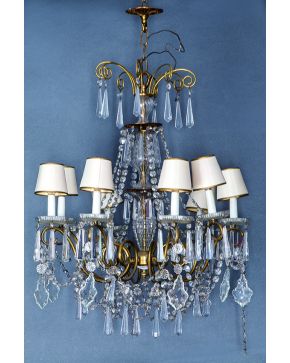 819-Lámpara en cristal tallado de 8 luces con decoración de cuentas. prismas y detalles en dorado.