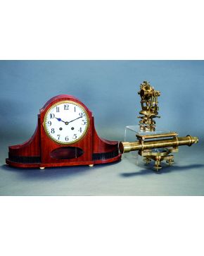 654-Reloj de sobremesa en madera de caoba con esfera con numeración arábiga y mecanismo de cuerda a llave. Sonerías de horas y media. Con péndulo y llave.
