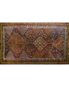 485-Antigua alfombra persa tribal Qashqai. en lana anudada a mano. Circa 1870. Pieza de colección. Presenta restauraciones.