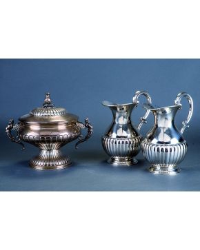 764-Pareja de jarritas para agua en plata española punzonada con decoración gallonada en la panza y asa en forma de c.