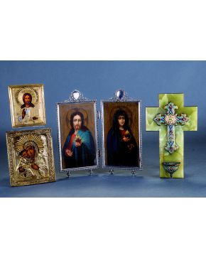1159-Lote formado por dos iconos rusos pintandos al temple sobre tabla. S. XIX. Uno de ellos representa a Cristo bendiciendo y el otro a una Virgen con Niñ